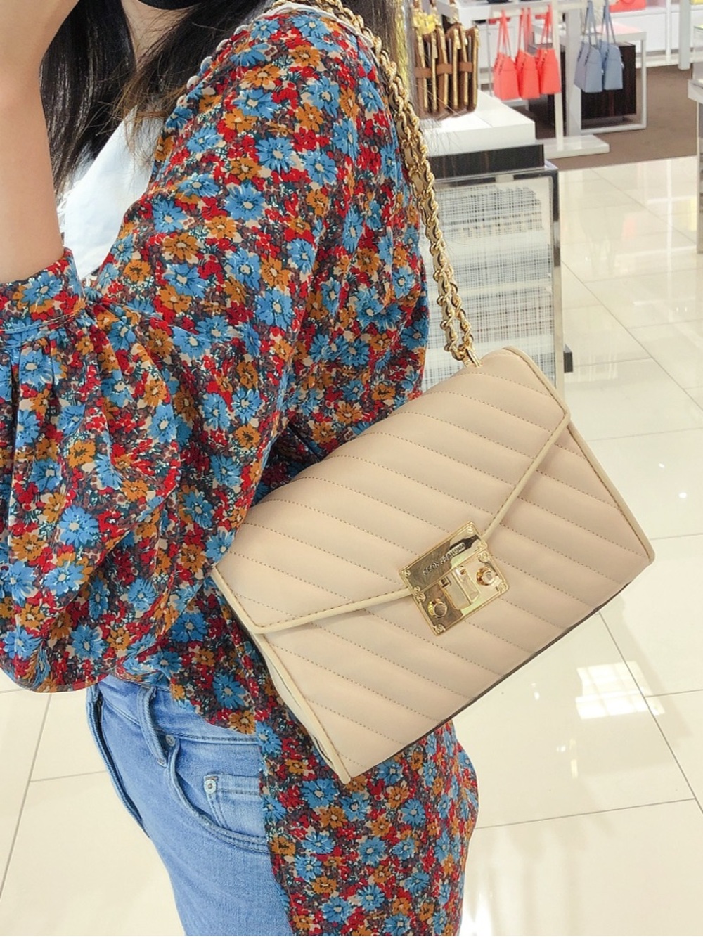 Michael Kors Beige Quilted Shoulder Bag with Gold Hardware - Picture 2 of 9